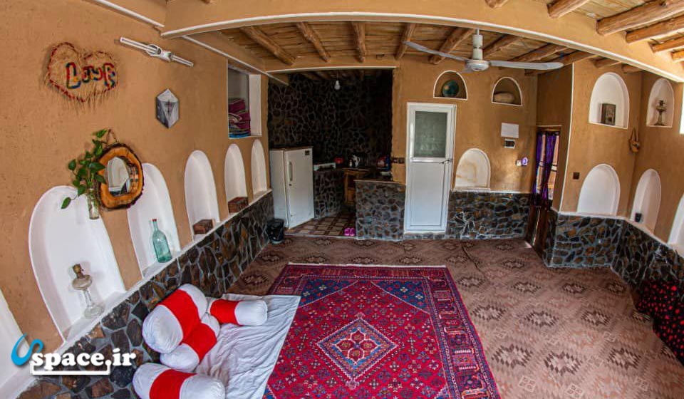 نمای داخلی اتاق گل یاس اقامتگاه بوم گردی آرامش - برزک - اصفهان
