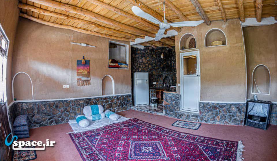 نمای داخلی اتاق آفتابگردان اقامتگاه بوم گردی آرامش - برزک - اصفهان